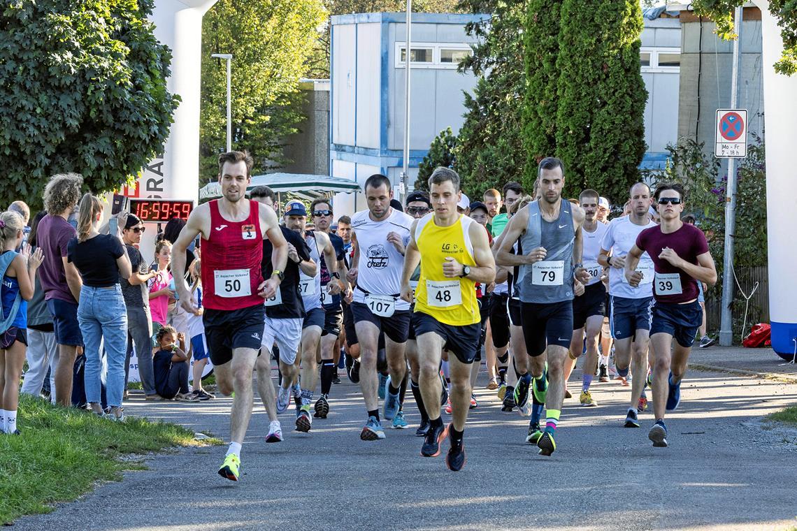 Aspacher Volkslauf: Die Lust am Laufen kennt wenig Grenzen Vom Start weg im Blickfeld: Philipp Hoffmann (gelbes Trikot). Wie vor drei Jahren läuft der Weissacher in Aspach nach 10 Kilometern als Erster ins Ziel. Foto: Dietmar van der Linden