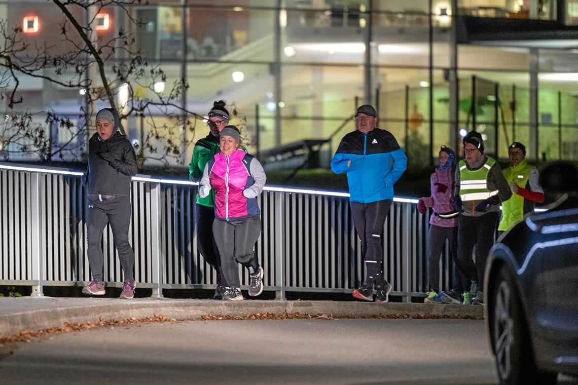 BKZ-Team-Laufcup als Motivationsspritze Vom Treffpunkt bei den Backnanger Bädern brach die Laufend-BKZ-Trainingsgruppe jeden Dienstagabend bis kurz Weihnachten zu ihrer gemeinsamen Runde auf. Foto: A. Becher