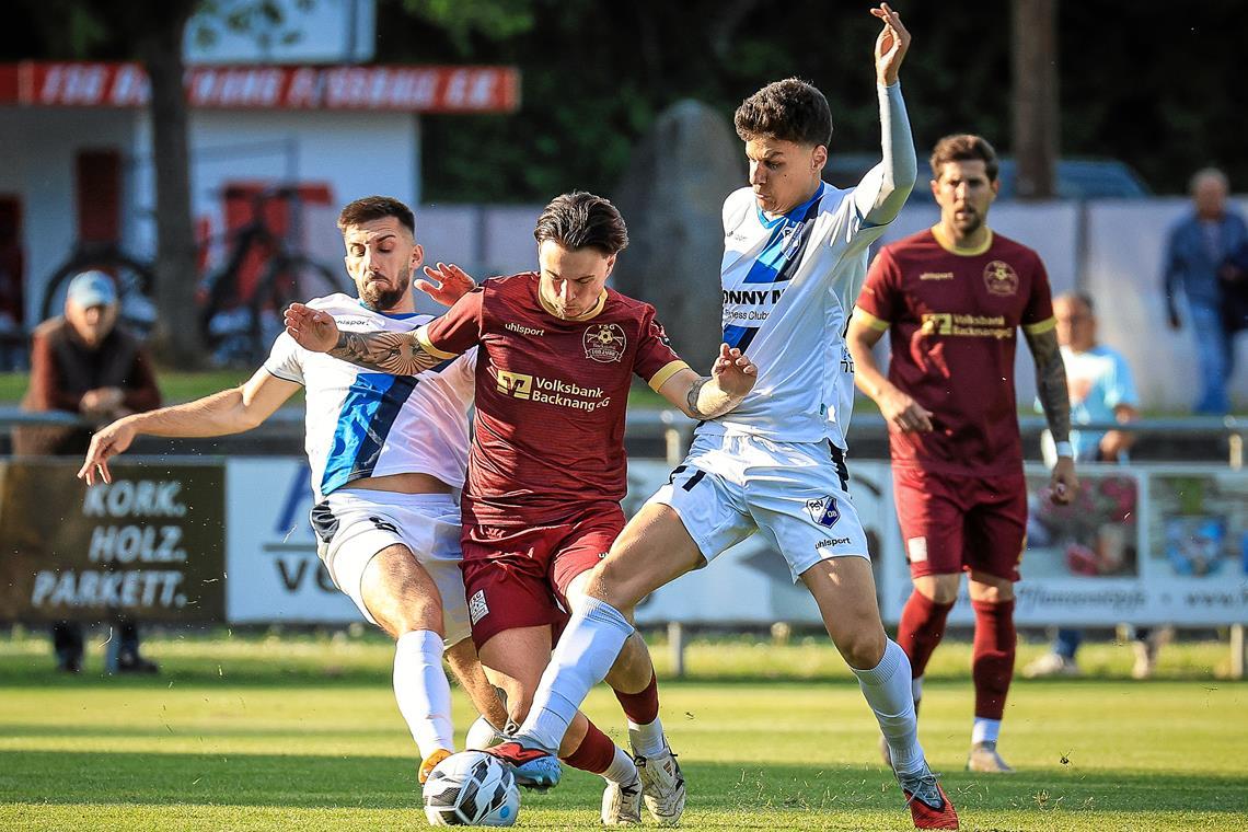 Vom Vorletzten Bissingen um Auron Selimi (links) und Justin Keklik böse ausgebremst: Giuliano Greco und die TSG. Foto: Alexander Becher