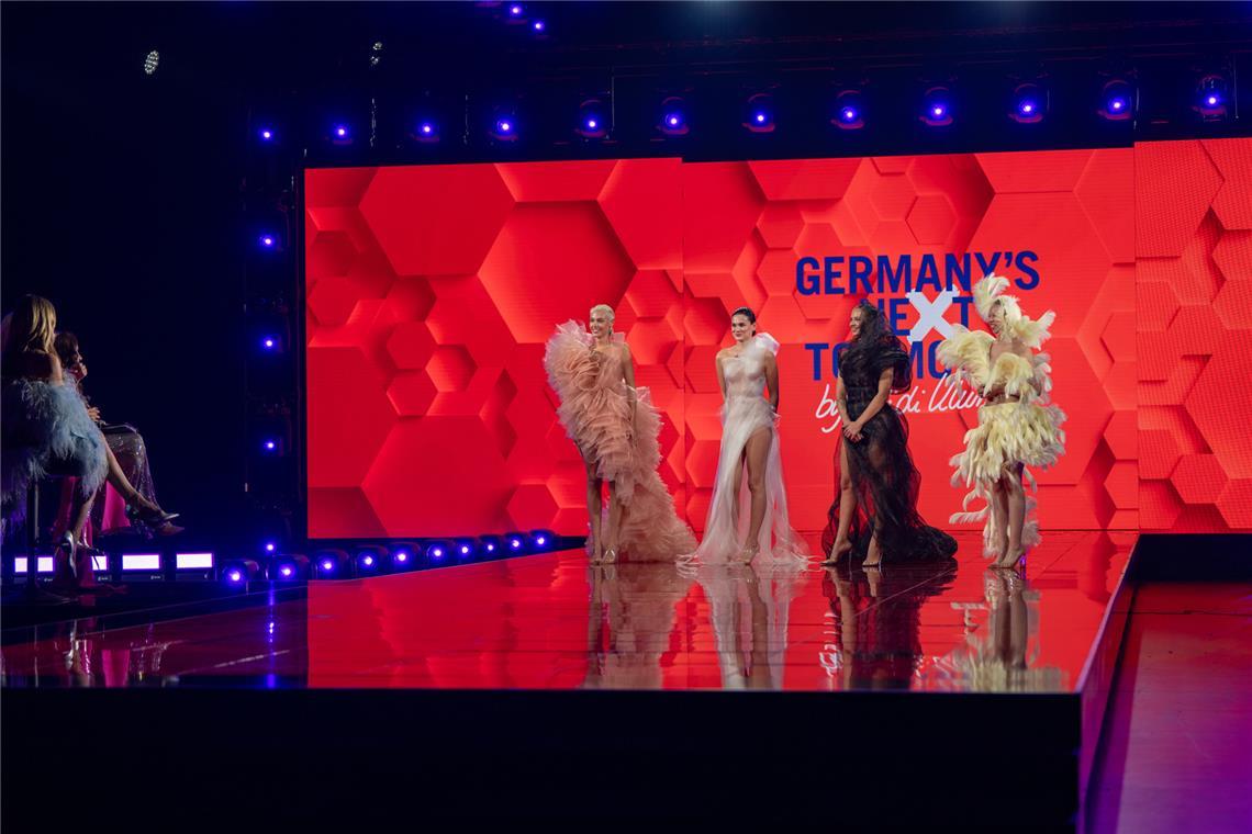Wer zieht ins Modelhaus? von 49 Kandidatinnen ziehen nur 25 ins GNTM-Modelhaus ein.