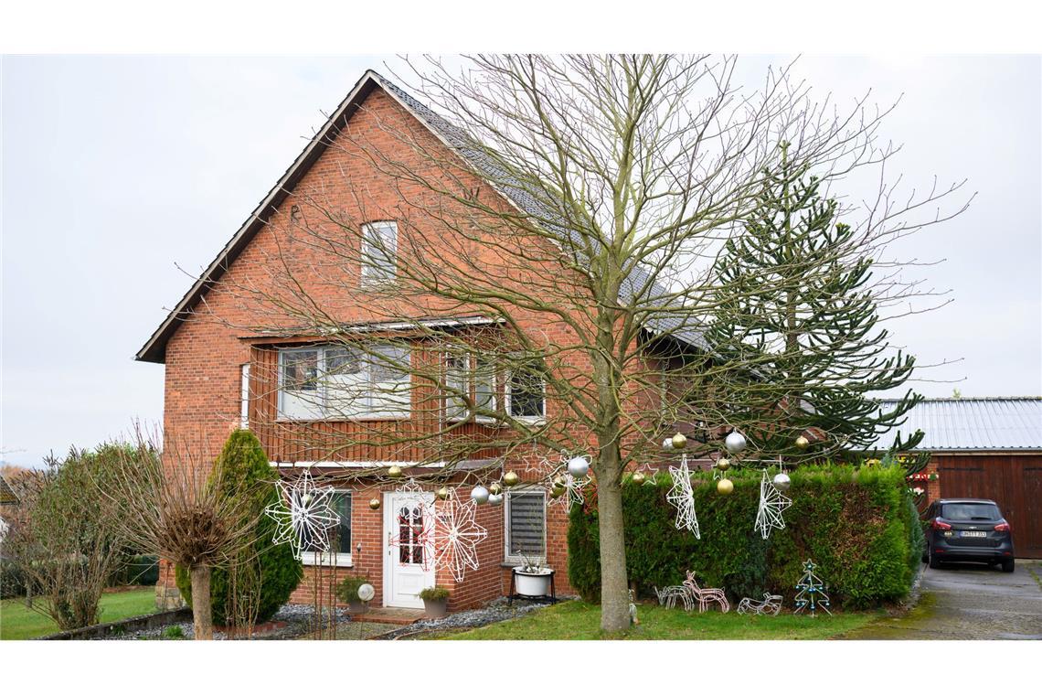 Von außen sieht das Haus der Familie unscheinbar aus. Man erwartet kaum, dass hier 621 Weihnachtsbäume im Haus stehen.