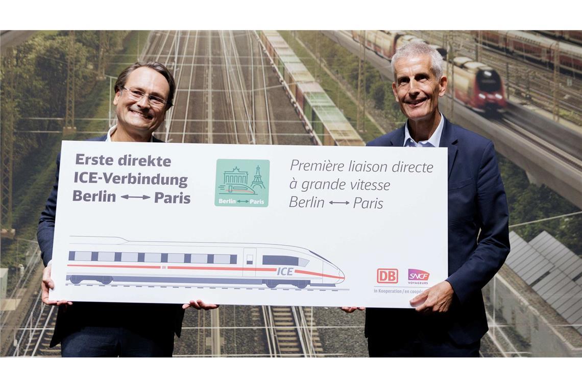 Das ändert sich für Bahnreisende mit dem neuen Fahrplan Von Berlin aus geht es über Frankfurt, Karlsruhe und Straßburg nach Paris - Michael Peterson (l) von der Deutschen Bahn und Alain Krakovitch von der französischen SNCF präsentierten die Strecke Ende September. (Archivbild)