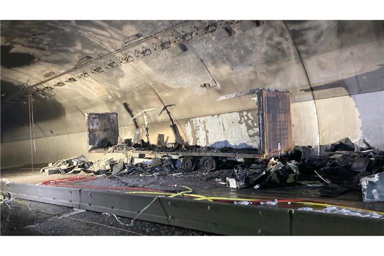 Von dem Anhänger ist nicht viel übriggeblieben.