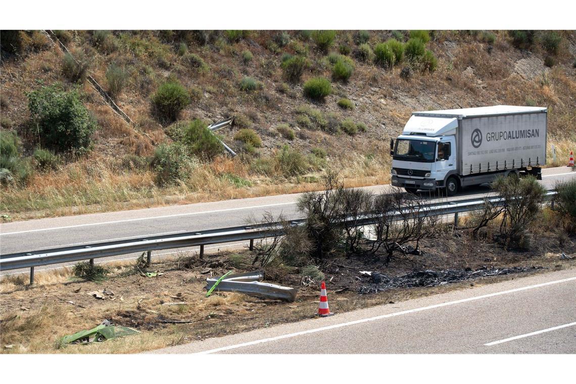 Medien: Ärzte rieten Jota vom Fliegen ab Von dem Auto blieb nur ein ausgebranntes Wrack übrig.