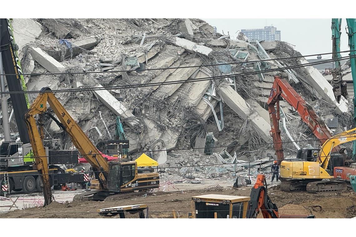 Verzweifelte Suche nach Lebenszeichen in Bangkok Von dem Rohbau ist nur ein riesiger Berg aus Schutt übrig geblieben.