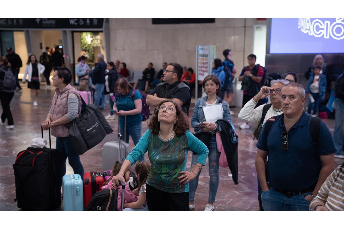 Spanische Justiz prüft „Sabotage“ als Ursache für Stromausfall Von dem Stromausfall war die Infrastruktur Spaniens betroffen, wie hier der Bahnhof Sants in Barcelona.