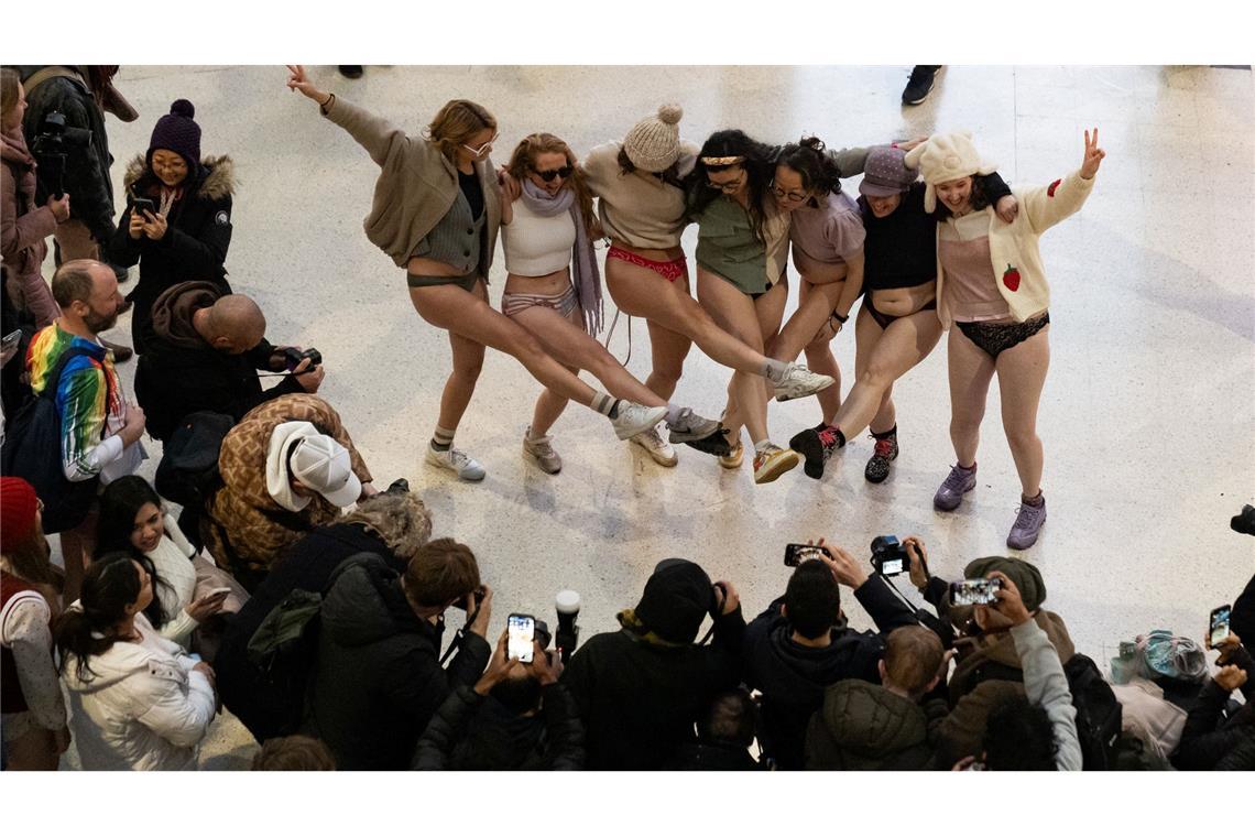 Ohne Hose in die Röhre: Londoner bei "No Trousers Tube Ride" Von den niedrigen Temperaturen ließen sich die Teilnehmer nicht abschrecken.