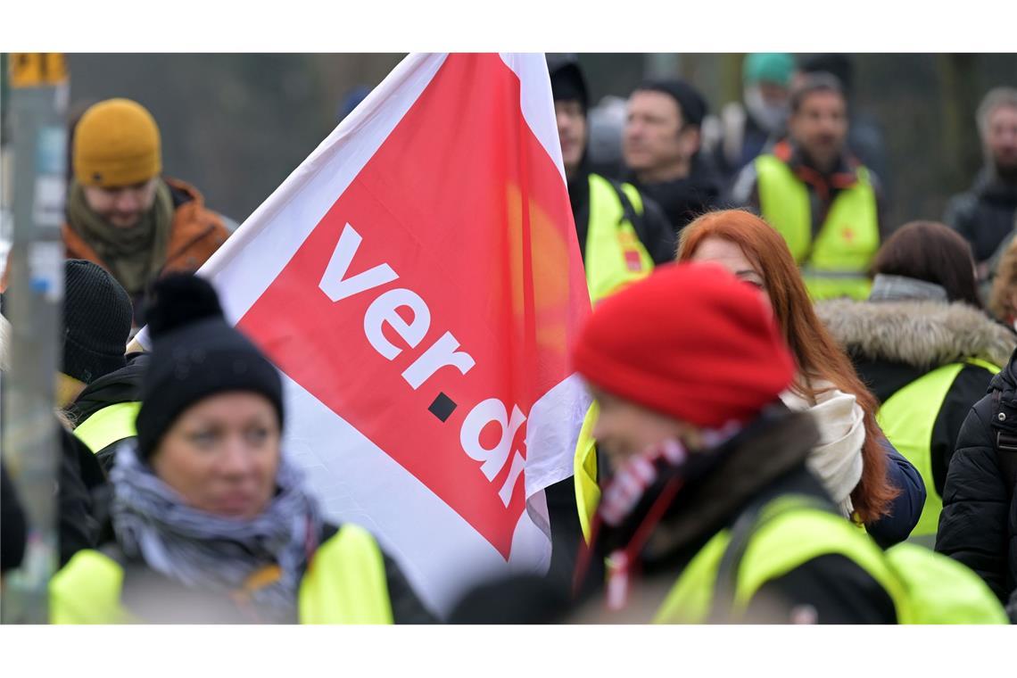 Von den Verhandlungen sind insgesamt rund 2,2 Millionen Beschäftigte betroffen.