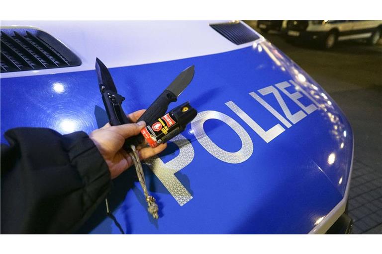 Von der Bundespolizei sichergestellte Messer am Hamburger Hauptbahnhof.