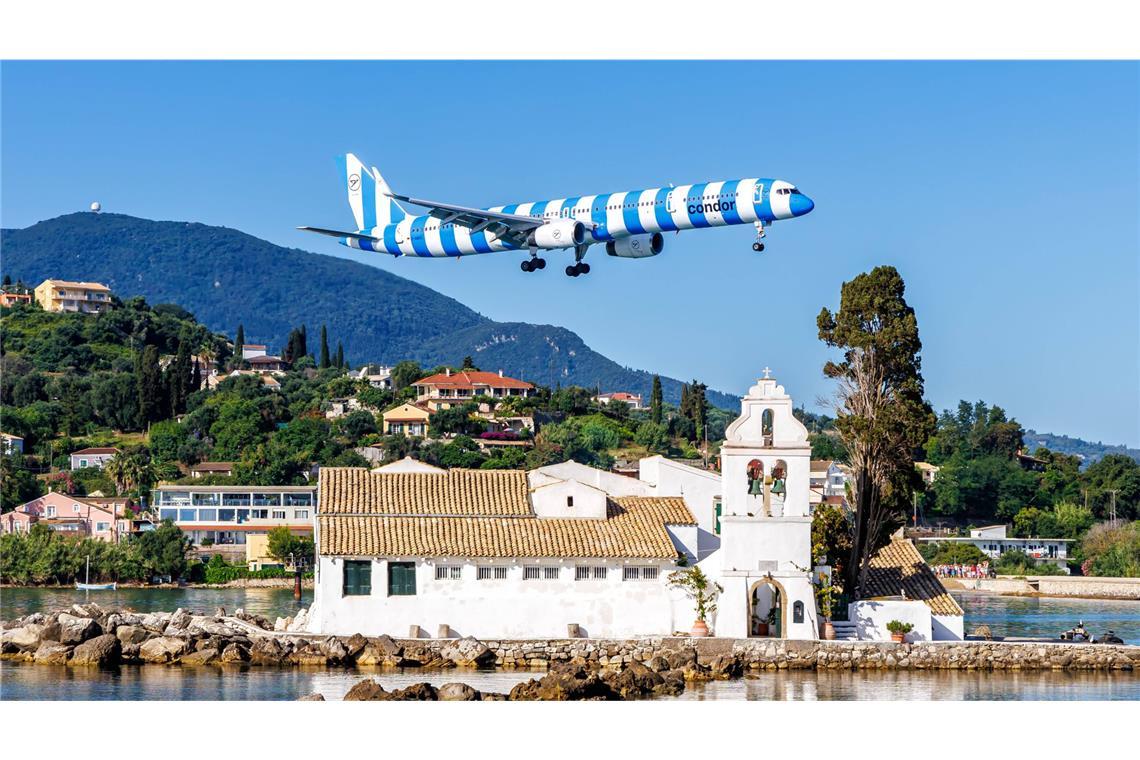 Von der griechischen Ferieninsel Korfu sollte es für die Fluggäste des Condor-Fliegers zurück nach Deutschland gehen, doch die Maschine musste in Italien notlanden. (Symbolbild)