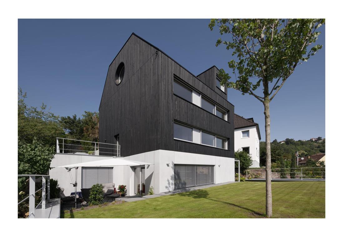 7 der besten Ideen für Wohnzimmer in Stuttgarter Architektenhäusern Von der Seite aus betrachtet sieht das Haus fast ein bisschen aus wie ein großes Schiff, wie ein auf das Äußerste reduzierter und modern interpretierter Dampfer vielleicht: Wohnhaus mit Bullaugenfenster für drei Generationen in Stuttgart-Heslach. Ein Haus mit schwarzer Fassade und .. .