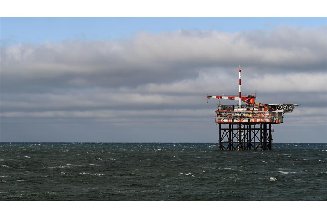 Von dieser Bohrplattform soll in der Nordsee vor Borkum nach Gas gebohrt werden. (Archivbild)