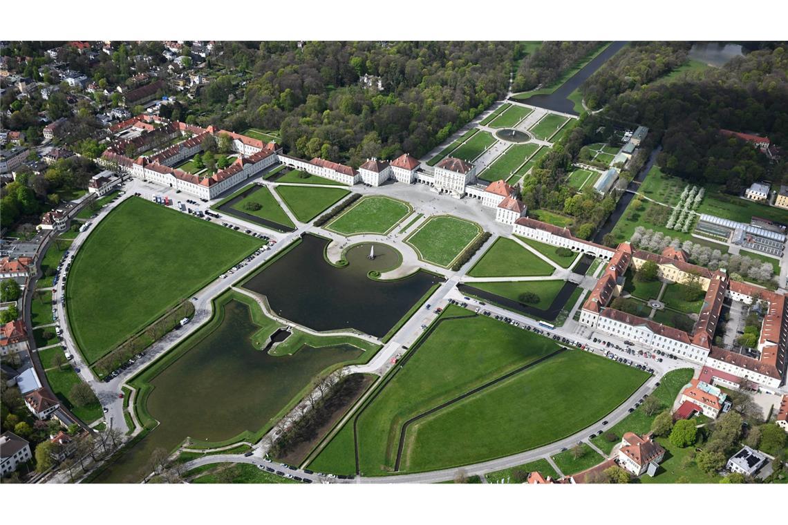 Historische Parkanlagen im Klimastress Von einem Zeppelin aus sieht der Park um das Schloss Nymphenburg in München sehr grün aus. (Archivbild)
