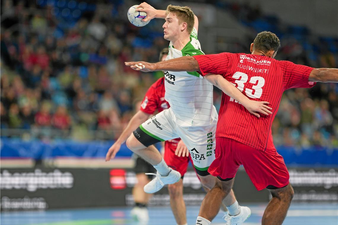 Von einer roten Karte böse gestoppt: HCOB-Akteur Timm Buck, bis zum Platzverweis bester Mann auf dem Platz. Foto: Felix Koch