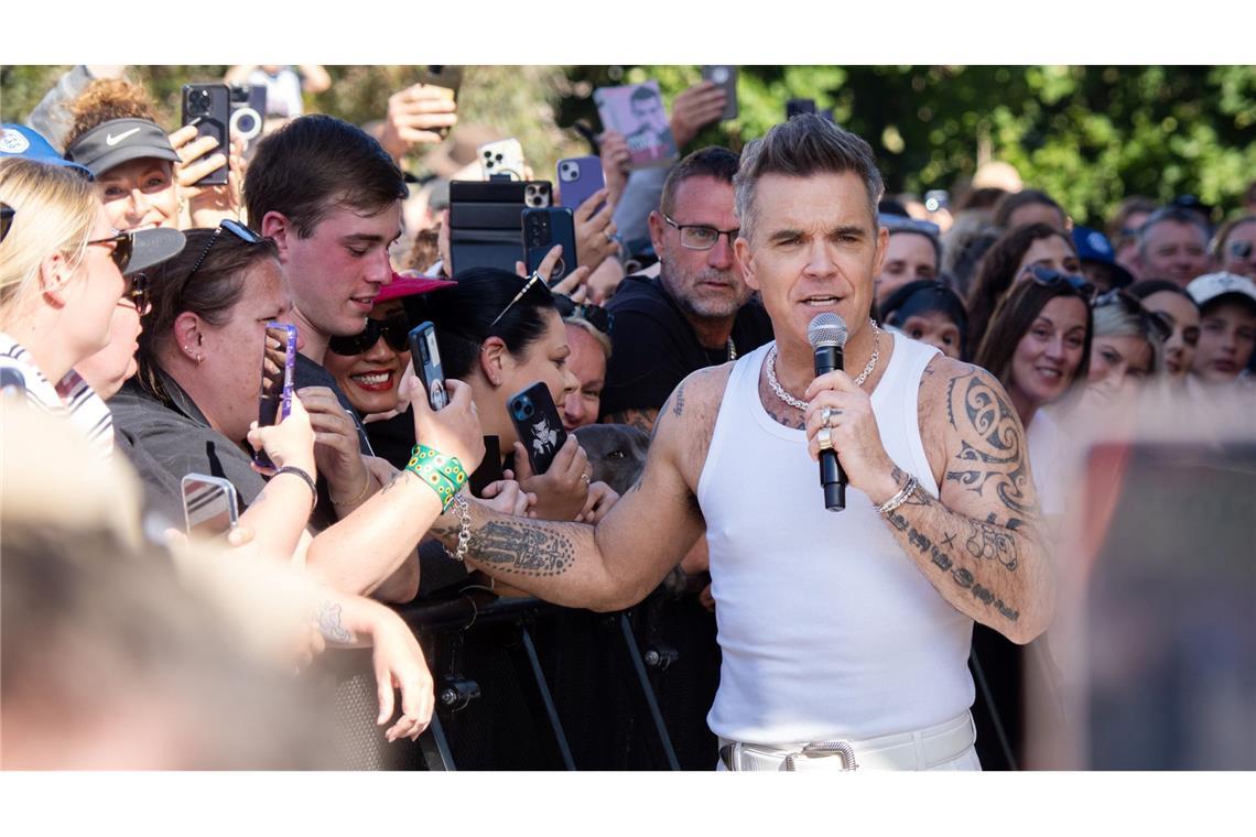 Bilder des Tages Von Fans umringt: Robbie Williams am Rande seines Gratis-Konzerts