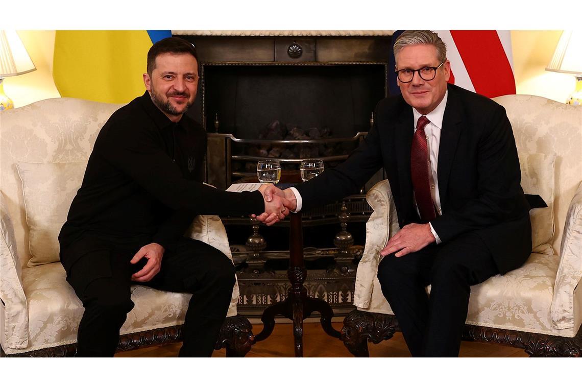 Selenskyj in London: Warmer Empfang für den Angegriffenen Von Keir Starmer (r) wurde Selenskyj herzlich emfpangen.