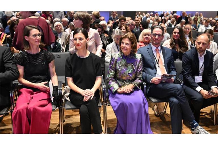Von links: Bettina Gräfin Bernadotte, Flavia Zaka, Ehefrau von Baden-Württembergs Ministerpräsident Özdemir, Königin Silvia von Schweden und Björn Graf Bernadotte nehmen anlässlich des zehnjährigen Bestehens der Mentor-Stiftung Deutschland an den Feierlichkeiten in Konstanz und auf der Insel Mainau teil.
