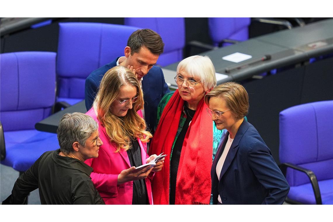 Grünen-Vorsitzende Brantner: Wir wollen handlungsfähige Regierung Von links: Britta Haßelmann und Katharina Dröge, beide Vorsitzende der Bundestagsfraktion von Bündnis 90/Die Grünen, neben Claudia Roth (Bündnis 90/Die Grünen), geschäftsführende Staatsministerin für Kultur und Medien, und Franziska Brantner, Bundesvorsitzende von Bündnis90/Die Grünen