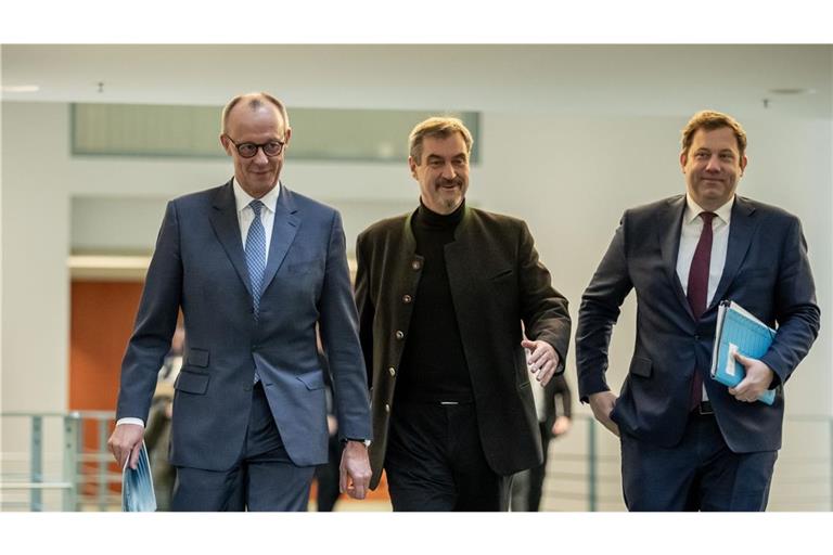Von links: Bundeskanzler Friedrich Merz, Markus Söder, Ministerpräsident von Bayern und CSU-Vorsitzender, und Lars Klingbeil, Bundesminister der Finanzen