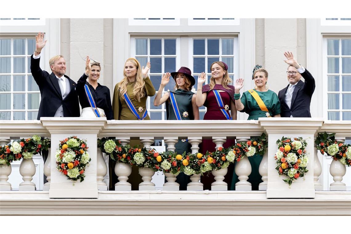 (von links) Der niederländische König Willem-Alexander, Königin Máxima, die Prinzessinnen Amalia, Alexia und Ariane, Prinzessin Laurentien and Prinz Constantijn auf dem Balkon des Noordeinde Palasts in Den Haag.
