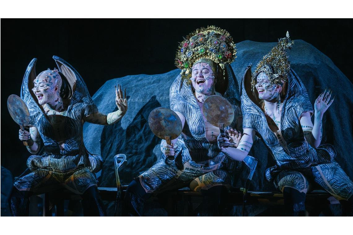 Von links: Die Rheintöchter: Yajie Zhang (Wellgunde), Jess Dandy (Floßhilde), Louise Foor (Woglinde)