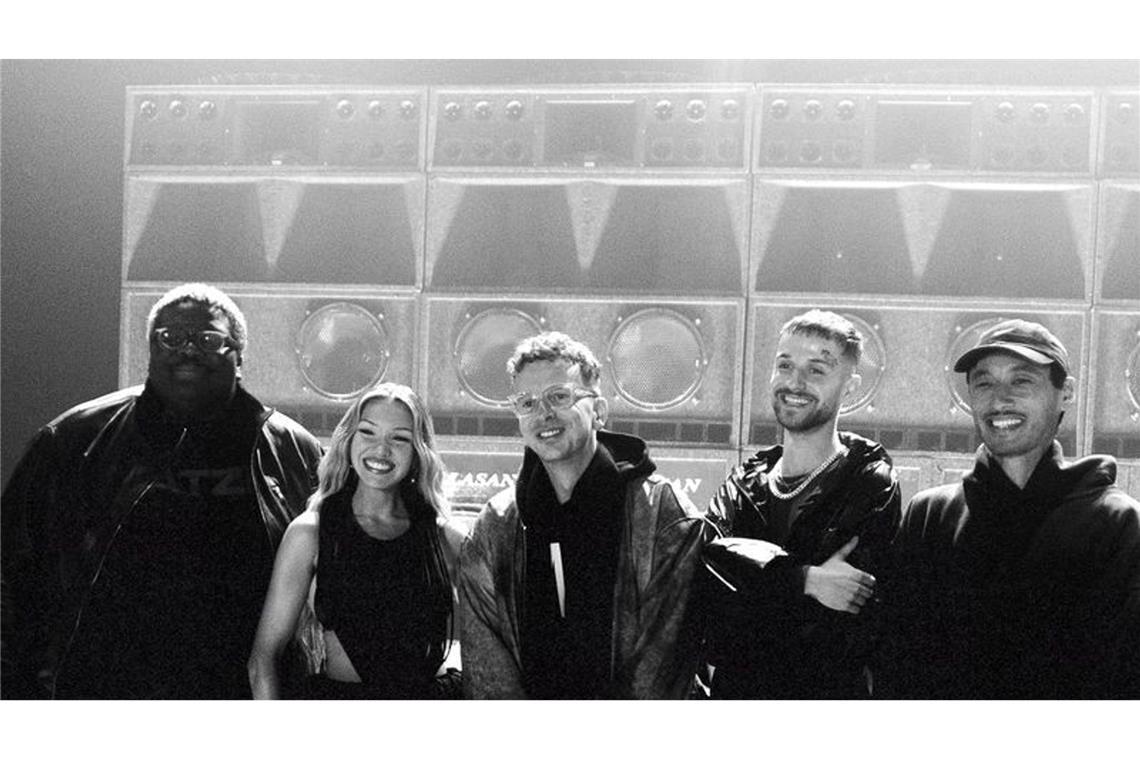 Von links nach rechts: Rayan Djima von der Band Blumengarten, Rapperin Shirin David, Christoph Erkes (Fizzle) vom Produzententeam Kitschkrieg, Samuel Eikmann von Blumengarten und Christian Meyerholz (Fiji Kris) von Kitschkrieg.