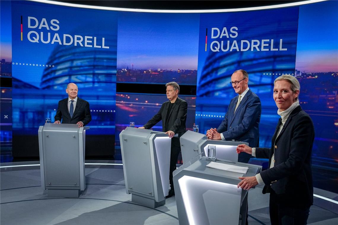 TV-Duell: Wer hat das Quadrell gewonnen? Von links: Olaf Scholz (SPD), Robert Habeck (Grüne), Friedrich Merz (CDU) und Alice Weidel (AfD) nehmen am "Quadrell" der TV Diskussion zum Bundestagswahlkampf teil.
