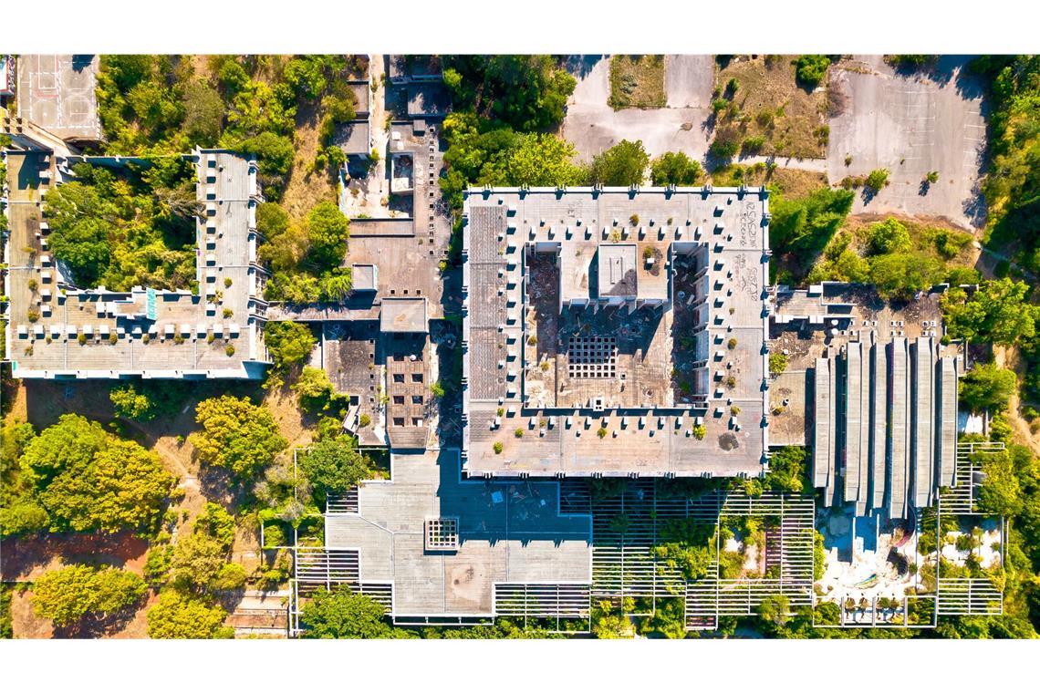 Morbide Lost Places in kroatischem Urlaubsort Von oben sieht man wie riesig der 25 Hektar große Hotelkomplex ist.