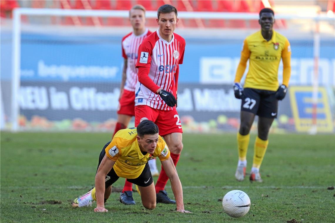 Von Offenbach zu Fall gebracht: Marvin Cuni und die SG Sonnenhof. Trotz früher 1:0-Führung verlor der Regionalligist aus dem Fautenhau am Ende mit 1:3. Großaspach vergab bei der vierten Auswärtsniederlage die Chance, sich im Kampf gegen den Abstieg mehr Luft zu verschaffen. Foto: Eibner