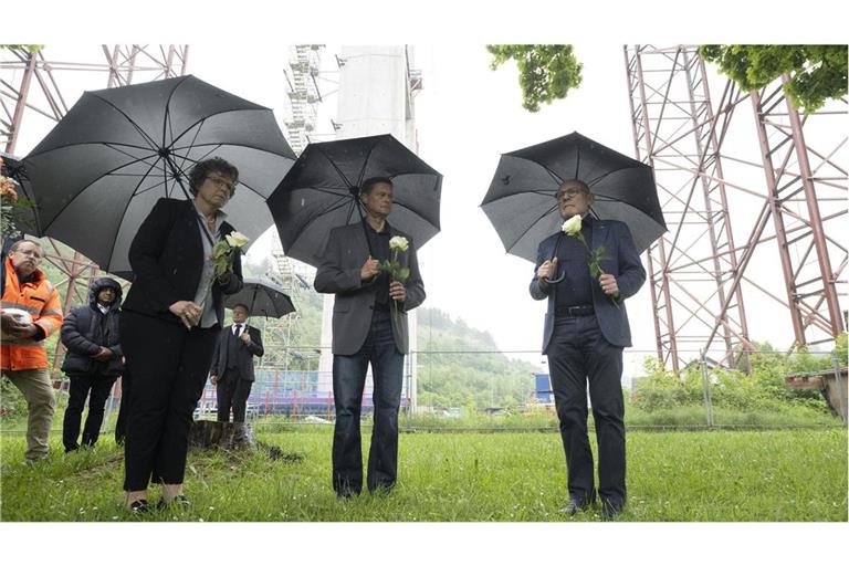 Von rechts: Winfried Hermann, Verkehrsminister von Baden-Württemberg, Horbs Oberbürgermeister Peter Rosenberger und Sylvia Felder, Regierungspräsidentin des Regierungsbezirks Karlsruhe, mit Blumen in der Nähe der Unglücksstelle.