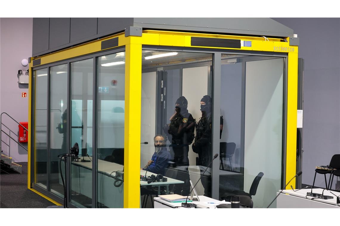 Von Spezialkräften der Justiz bewacht sitzt der Angeklagte in einer Glaskabine. (Archivbild)