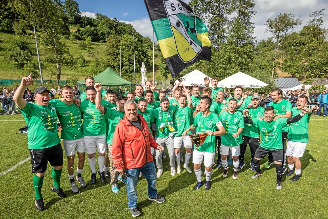 Von Staffelleiter Lothar Holzwarth gab es den Meisterwimpel, der Jubel beim SGOS-Erfolgsteam und dessen Fans war groß.Foto: Alexander Becher