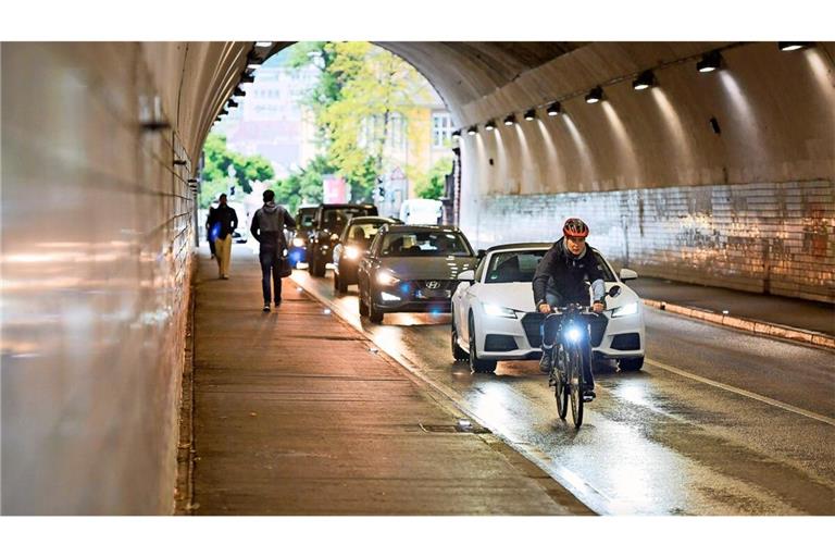 Von Stuttgart-Süd nach Stuttgart-West geht es bergauf, es bilden sich Schlangen hinter Radfahrern.