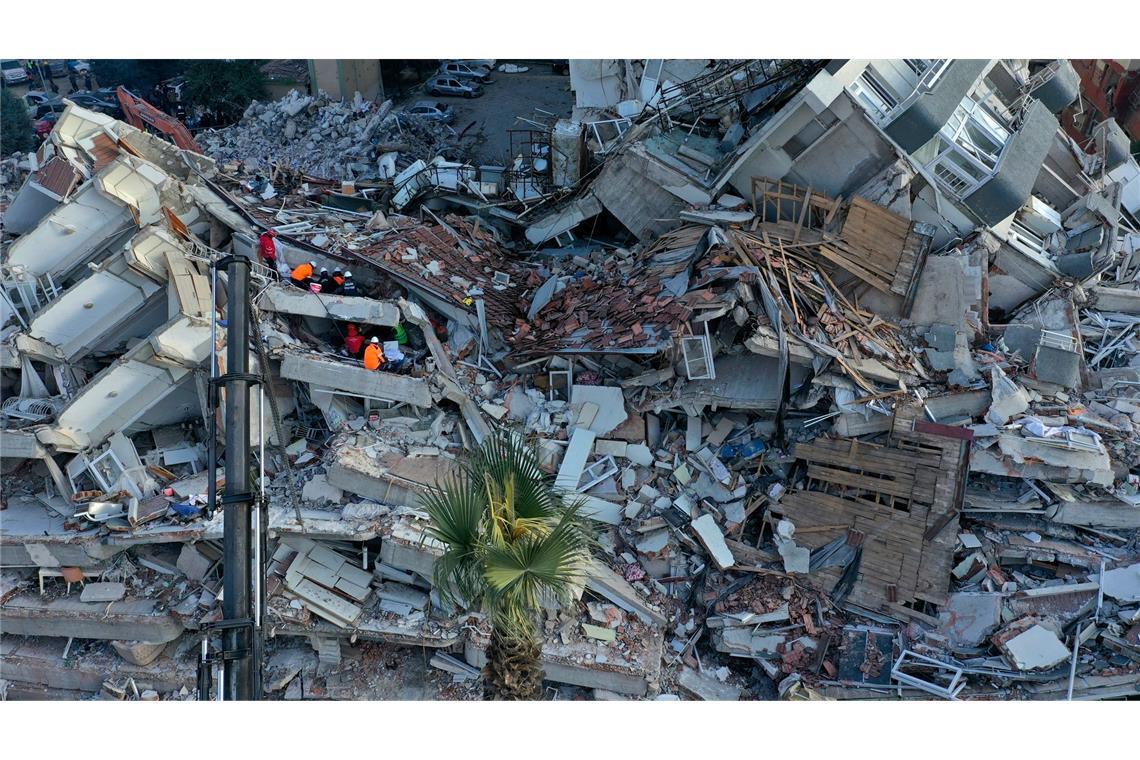 Geologe: Gute Bauvorschriften retten Leben bei Erdbeben Von Trümmern eingeschlossen: Bei dem Erdbebenunglück im türkisch-syrischen Grenzgebiet im Jahr 2023 kamen über 50.000 ums Leben (Archivbild).