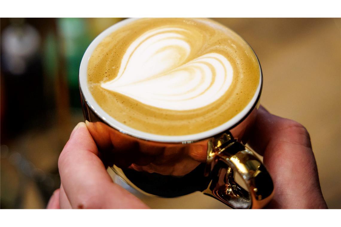 Umfrage: Wie trinken die Deutschen am liebsten ihren Kaffee? Von vielen gerne regelmäßig getrunken: der Cappuccino. (Archivbild)