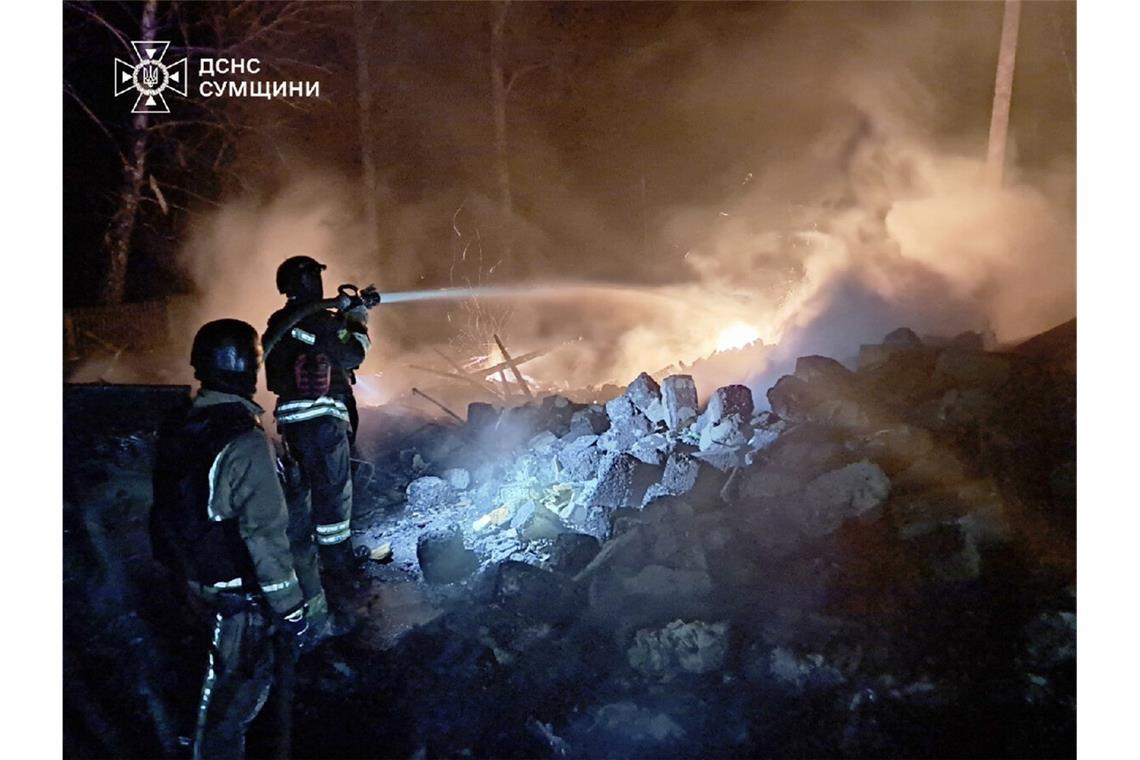 Kommentar: Selbst um Trump schert Putin sich nicht Von Waffenruhe keine Spur: Dieses Foto des staatlichen Rettungsdienstes zeigt angeblich ukrainische Feuerwehrleute in Aktion nach einem russischen Angriff auf die Region Sumy.