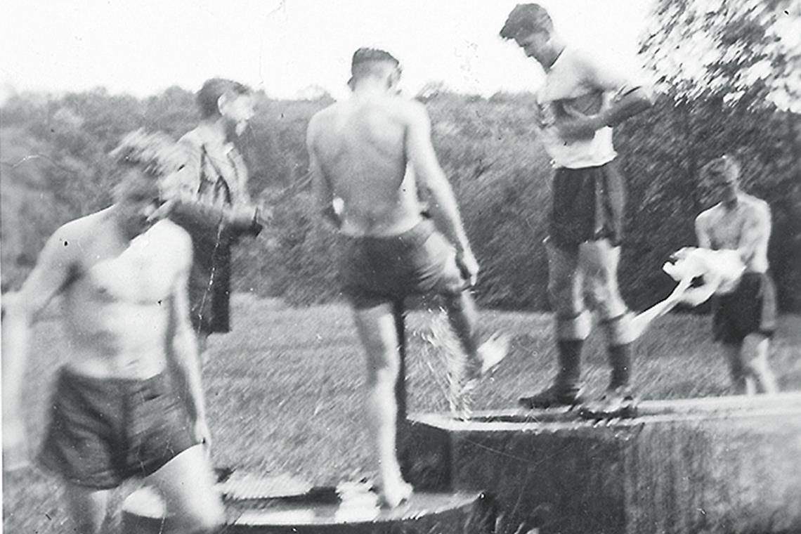 Von wegen Dusch- und Sanitärräume. Beim Wiederbeginn musste es oft erst mal ein Brunnen tun. Auch in den Backnanger Etzwiesen. Foto: TSG Backnang