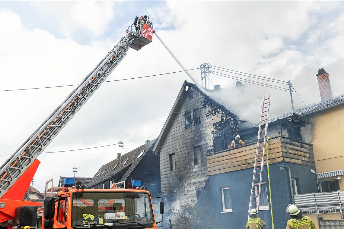 Haus nach Feuer nicht mehr bewohnbar Von zwei Drehleitern aus wurde der Brand bekämpft, sowohl von der Vorder-, als auch von der Rückseite des Mehrfamilienhauses. Trotzdem sind die Gebäudeschäden immens.