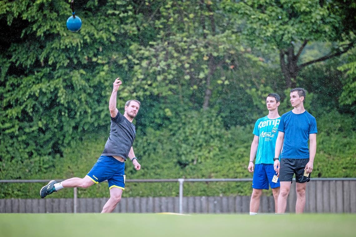 Sportabzeichen: Für die Vielfalt und gegen stupide Läufe Von zwei Teamkollegen beobachtet, pfeffert HCOB-Handballer Björn Fuggmann den Schleuderball auf den Rasen. Foto: Alexander Becher