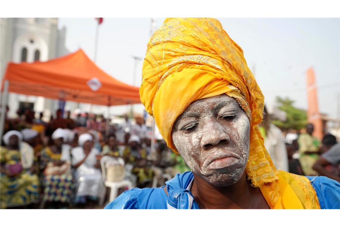 Bilder des Tages Voodoo lebt: Eine Voodoo-Anhängerin tanzt vor dem Beginn des jährlichen Voodoo-Festivals in Benin im westlichen Afrika.