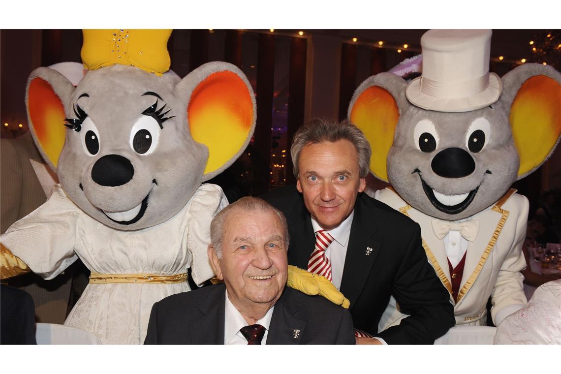 Deutschlands größter Freizeitpark baut neuen Themenbereich Vor 25 Jahren, beim 50. Geburtstag von Roland Mack (2. Reihe), hatte Ed Euromaus aber bereits das Zepter übernommen.