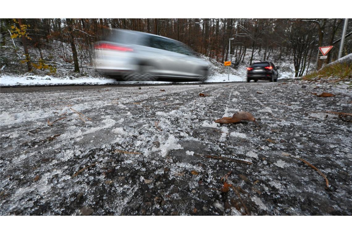Vor allem am Montagmorgen besteht laut DWD erhöhte Glatteisgefahr. (Archivbild)