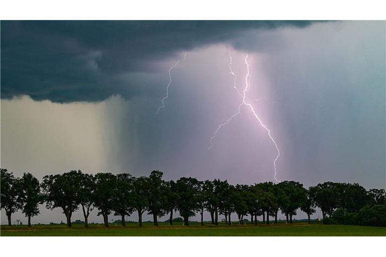 Vor allem auf der Schwäbischen Alb  kann es laut Wetterdienst am Donnerstag  teils zu einzelnen, mitunter auch kräftigen Gewittern kommen. 