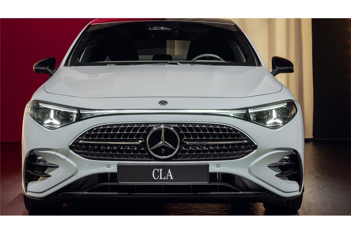 So sieht der Mercedes CLA mit Verbrennungsmotor aus Vor allem die Front ist anders gestaltet, als in der E-Variante, denn dort leuchten 142-LED Sternchen. Hier wiederum kommt der klassische Kühlergrill mit Mercedes-Benz Pattern in Chrom zum Einsatz.