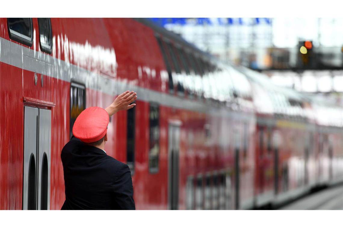 Vor allem im Nahverkehr erleben Mitarbeiter der Deutschen Bahn oft Aggression. (Archivbild)