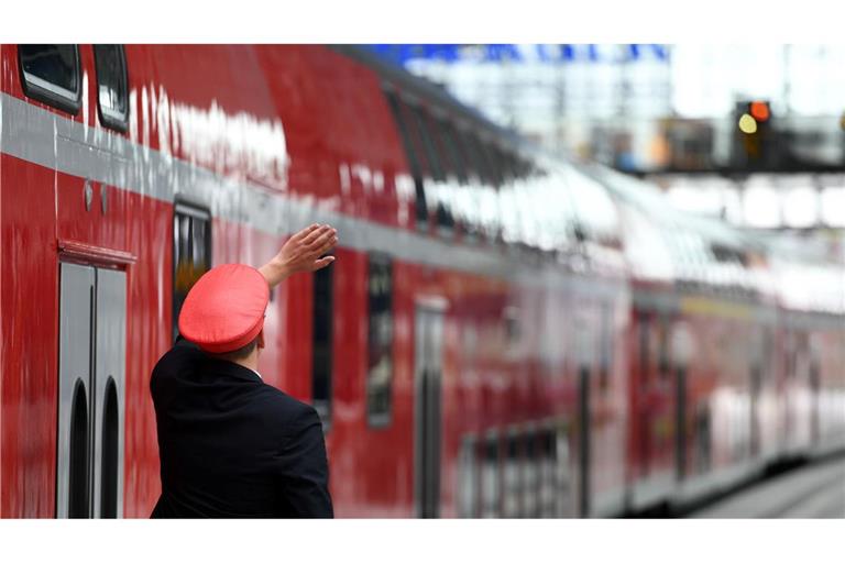 Vor allem im Nahverkehr erleben Mitarbeiter der Deutschen Bahn oft Aggression. (Archivbild)