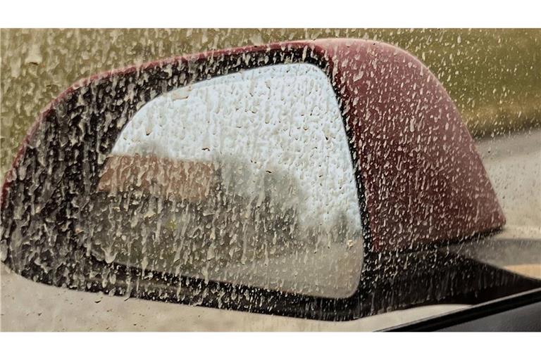 Vor allem in einer Region im Südwesten kann es am Dienstag nach Einschätzung des Deutschen Wetterdienstes zu einem leichten Blutregen kommen. (Archivbild)