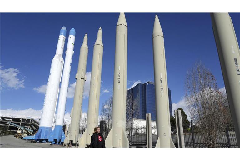 Vor Beginn der Feindseligkeiten mit Israel: Frau ohne Kopftuch vor Raketenausstellung im Iran (Archiv).