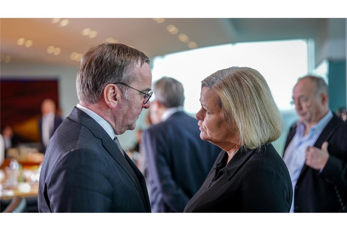 Faeser will keine "Scheindebatten" zur Asylpolitik Vor Beginn der Innenministerkonferenz in Rheinsberg nimmt Bundesinnenministerin Nancy Faeser (SPD) in Berlin wahr - im Innenausschuss des Bundestages und im Kabinett.
