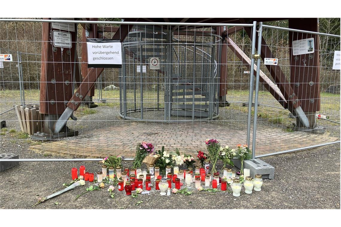 „Sie sollen in Ruhe trauern können“ – Frau sammelt Spenden für Familien Vor dem Absperrgitter wird mit Blumen und Kerzen an die Jugendlichen gedacht.